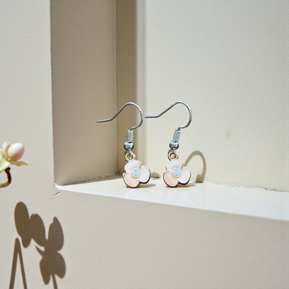 5/$25 Chic Floral Earrings in White, Pink , and Gold Color - Picture 2 of 6
